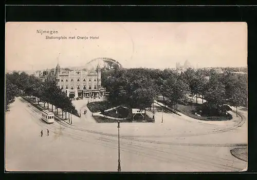 AK Nijmegen, Stationsplein met Oranje Hotel, Tramway