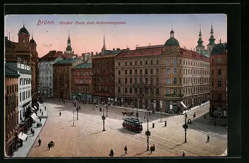 AK Brünn, Grosser Platz und Schlossergasse mit Strassenbahn