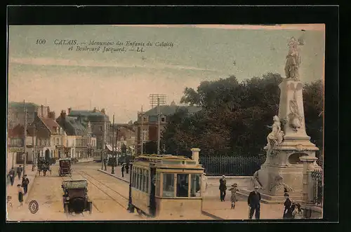 AK Calais, Monument des Enfants du Calaisis et Boulevard Jacquard, Strassenbahn