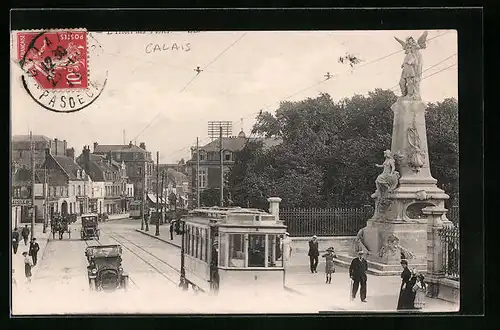 AK Calais, Strassenblick mit Strassenbahn