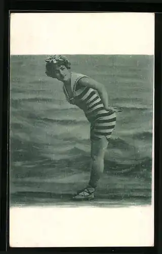 AK Frau in Bademode vor einer Meereskulisse stehend