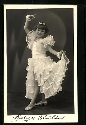 AK Hübsches Mädchen im prachtvollen Kleid bei einer Tanzpose