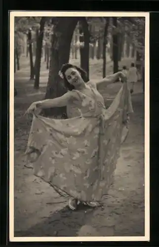 AK Tänzerin im geblümten Kleid beim Tanzen im Wald