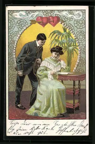 Präge-AK Mann blickt einer Frau beim Lesen eines Briefes über die Schulter