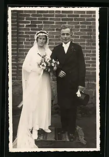AK Portrait eines Hochzeitspaares in Brautmode