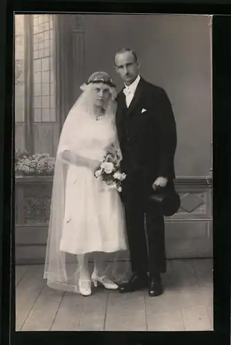 AK Portrait eines Hochzeitspaares mit Blumen und Zylinder