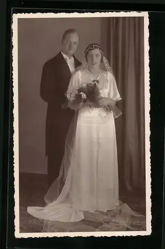 AK Schönes junges Brautpaar in eleganter Hochzeitsmode