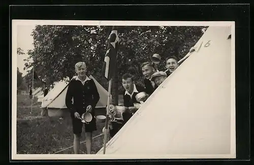 AK Knaben mit Camping-Geschirr schauen aus dem Zelt