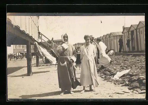 Foto-AK Damen im Bademantel vor den Damenkabinen