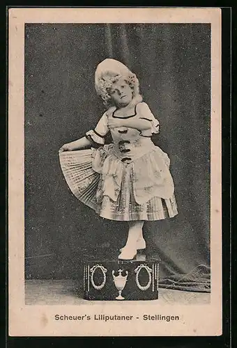 AK Scheuer's Liliputaner-Stellingen, Mädchen im Kostümkleid
