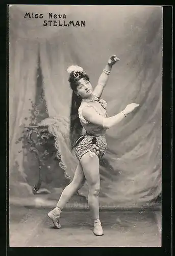 AK Ballett-Tänzerin Miss Neva Stellman tanzt im Bühnenkostüm