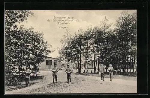 AK Unterlüss, Barackenlager der Minenwerferschule, Soldaten am Eingang