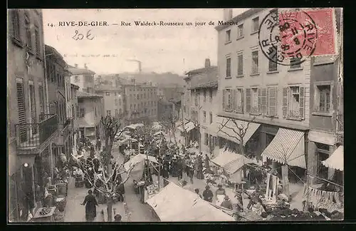 AK Rive-de-Gier, Rue Waldeck-Rousseau un jour de Marché