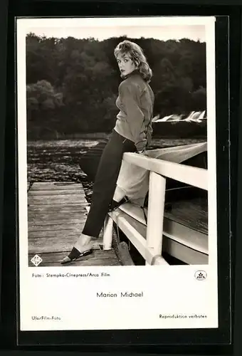 AK Schauspielerin Marion Michael in einer Filmszene an einem Bootssteg