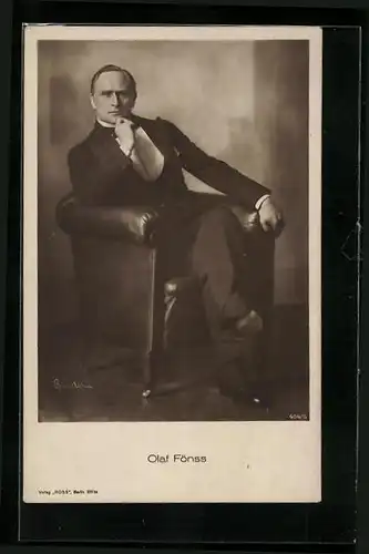 AK Schauspieler Olaf Fönss in einem Sessel sitzend