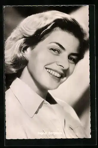 AK Schauspielerin Ingrid Bergman in die Kamera lächelnd