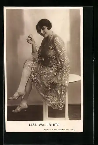 AK Schauspielerin Lisl Wallburg im Kleid auf einem Tisch sitzend