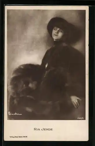 AK Schauspielerin Ria Jende im Kostüm einer Theaterrolle