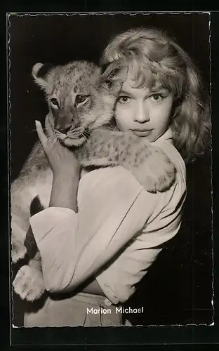 AK Schauspielerin Marion Michael mit einem jungen Löwen auf dem Arm