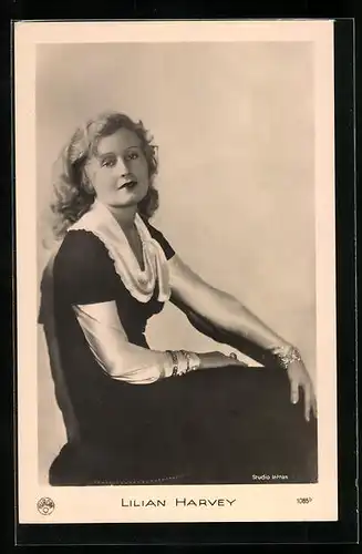 AK Schauspielerin Lilian Harvey im tollen Outfit porträtiert