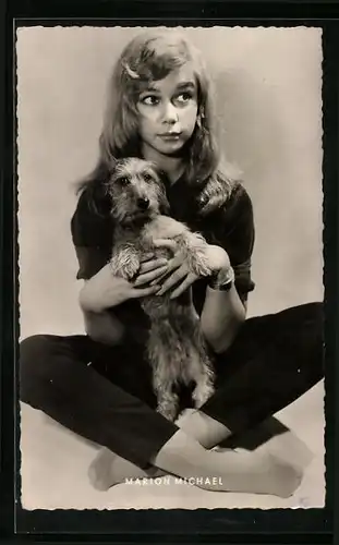 AK Schauspielerin Marion Michael mit Hund porträtiert