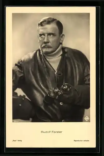 AK Schauspieler Rudolf Forster mit Fernglas in einer Filmszene