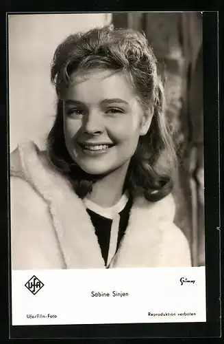 AK Schauspielerin Sabine Sinjen mit langen Haaren in die Kamera lächelnd