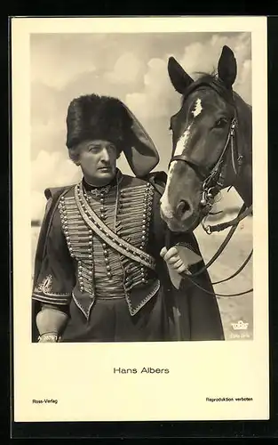 AK Schauspieler Hans Albers mit Pferd in einer Filmszene