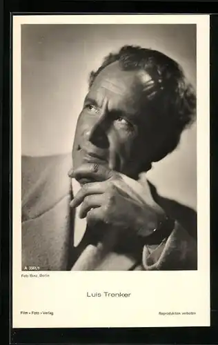 AK Schauspieler Luis Trenker nachdenklich zur Seite blickend