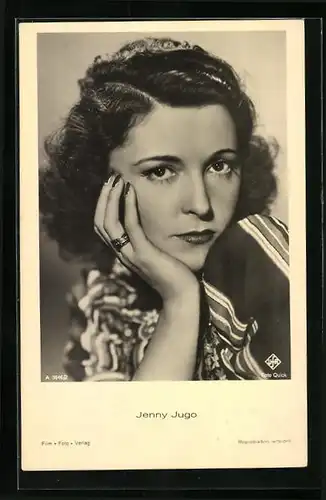 AK Schauspielerin Jenny Jugo nachdenklich den Kopf mit der Hand stützend