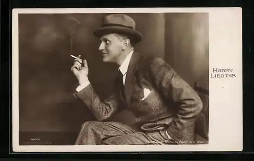 AK Schauspieler Harry Liedtke im Anzug mit Zigarette in der Hand