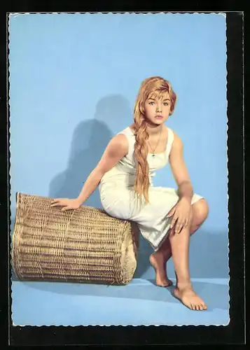 AK Schauspielerin Marion Michael leicht bekleidet auf einem Korb sitzend