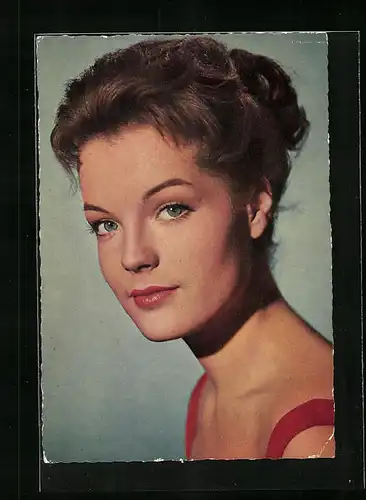 AK Schauspielerin Romy Schneider mit toller Frisur in die Kamera schauend