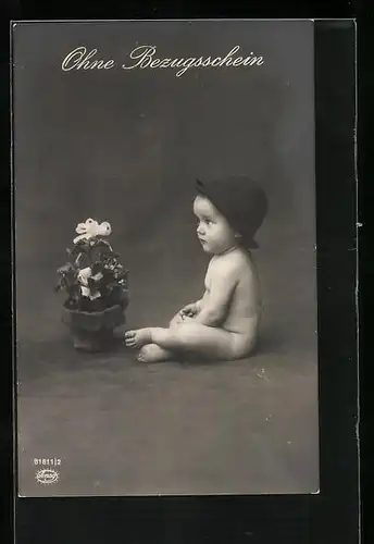 AK Nacktes Baby mit Hut und Blumentopf-Ohne Bezugsschein, Kriegsnot