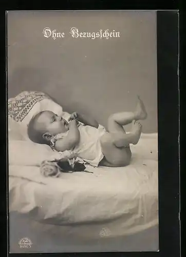 AK Im Bett liegendes Kleinkind - Ohne Bezugsschein, Kriegsnot