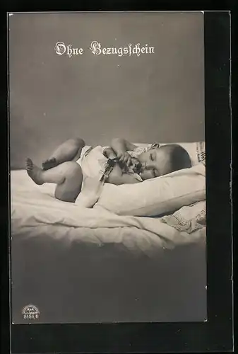 AK Im Bett liegendes Kleinkind - Ohne Bezugsschein, Kriegsnot