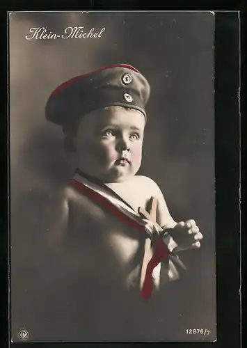 AK Baby Klein-Michel mit Soldatenmütze, Kinder Kriegspropaganda