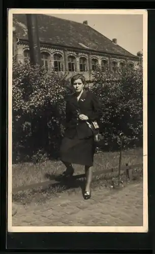 AK Schaffnerin auf dem Weg zur Arbeit