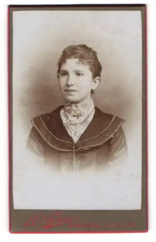 Fotografie W. Lohse, Stendal, Kantstr. 19, Portrait bildschöne junge Frau mit elegantem Halsschmuck