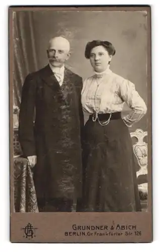 Fotografie Grundner & Abich, Berlin, Gr. Frankfurter Str. 126, Portrait eines elegant gekleideten Paares