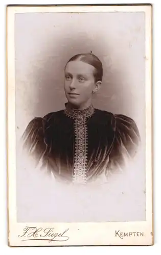 Fotografie F. X. Siegel, Kempten, Kotternerstr., Portrait bildschönes Fräulein in prachtvoller Bluse