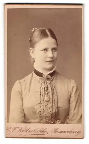 Fotografie C. F. Beddies & Sohn, Braunschweig, Kuhstr. 10, Portrait bildschönes Fräulein mit Haar- und Kragenbrosche