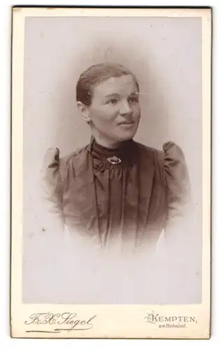 Fotografie Fr. X. Siegel, Kempten, Am Bahnhof, Portrait bildschöne junge Frau mit Brosche am Kleiderkragen