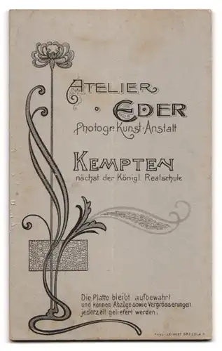 Fotografie Atelier Eder, Kempten, Portrait einer elegant gekleideten Frau mit Dutt