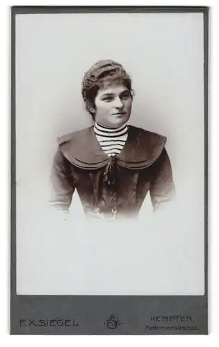 Fotografie F. X. Siegel, Kempten, Kotternerstr., Portrait bildschönes Fräulein im prachtvollen Kleid