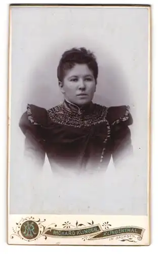 Fotografie Richard Klinger, Klingenthal i. Sa., Portrait dunkelhaarige Schönheit in prachtvollem Kleid