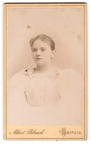 Fotografie Albert Blanck, Leipzig, Windmühlenstr. 42, Portrait bildschönes Mädchen im weissen Kleid