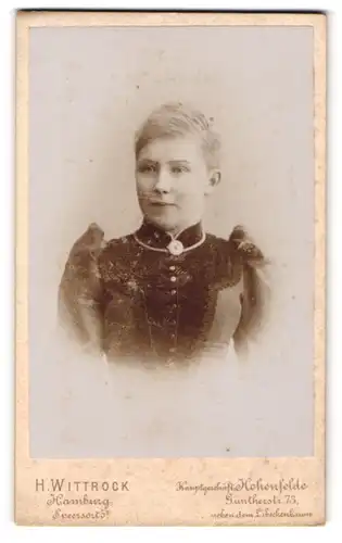 Fotografie H. Wittrock, Hamburg, Speersort 5, Portrait blondes Fräulein mit Brosche am Kleiderkragen