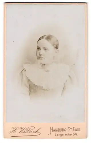 Fotografie H. Wittrock, Hamburg-St. Pauli, Langereihe 54, Portrait schönes Fräulein mit weisser Stickerei am Kleid