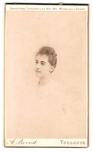 Fotografie A. Provost, Toulouse, 22 Rue Alsace Lorraine, Portrait schönes Fräulein mit zurückgebundenem Haar